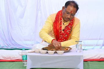 मुख्यमंत्री विष्णु देव साय ने बस्तर दशहरा में मांझी-चालकी संग किया पारंपरिक भोजन