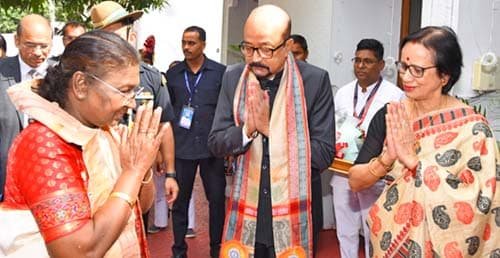 राष्ट्रपति श्रीमती मुर्मु का राजभवन में हुआ आत्मीय स्वागत
