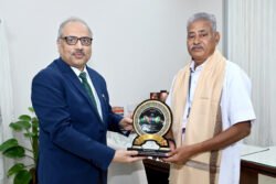 मुख्य न्यायाधीश रमेश सिन्हा ने उच्च न्यायालय के वाहन चालक को उत्कृष्ट सेवा के लिए किया सम्मानित – PRABHATTV.COM