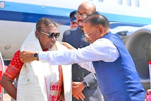 राष्ट्रपति श्रीमती द्रौपदी मुर्मु दो दिवसीय प्रवास पर पहुंची रायपुर