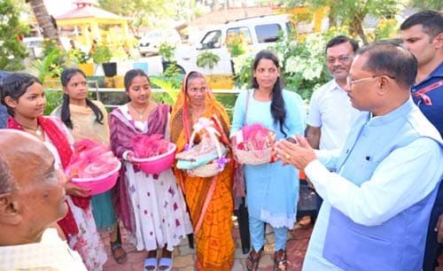 मुख्यमंत्री विष्णुदेव साय ने प्रधानमंत्री आवास योजना की हितग्राहियों को दीपावली का उपहार भेंट किया