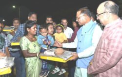 मुख्यमंत्री ने नवा रायपुर में सफाई कर्मियों के साथ बांटी दीवाली की खुशियां – PRABHATTV.COM