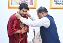 मुख्यमंत्री ने बागेश्वर धाम के पीठाधीश्वर पं. धीरेंद्र शास्त्री से आशीर्वाद ग्रहण किया – PRABHATTV.COM