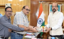 राज्यपाल डेका से लोक निर्माण विभाग के अधिकारियों ने मुलाकात कर ऑल इंडिया रोड कांग्रेस के अधिवेशन हेतु आमंत्रण दिया – PRABHATTV.COM