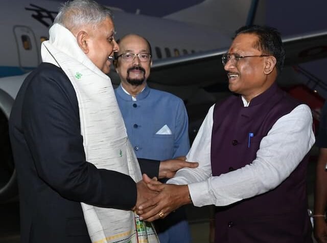 उपराष्ट्रपति जगदीप धनखड़ अपनी धर्मपत्नी डॉ. सुदेश धनखड़ के साथ राजधानी रायपुर पहुँचे