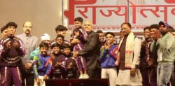 अबूझमाड़ के बच्चों के मलखंभ का अद्भुत प्रदर्शन देख इतने गदगद हुए उपराष्ट्रपति कि मंच पर वापस चढ़कर बच्चे को उठा लिया गोद में – PRABHATTV.COM
