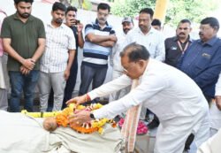 मुख्यमंत्री विष्णु देव साय ने पूर्व राज्यसभा सांसद स्वर्गीय गोपाल व्यास के अंतिम दर्शन में शामिल होकर दी भावभीनी श्रद्धांजलि – PRABHATTV.COM