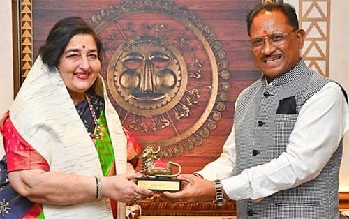 मुख्यमंत्री साय से मुलाकात में पद्मश्री अनुराधा पौडवाल ने जताया सम्मान