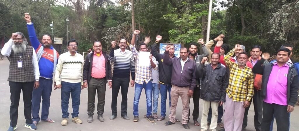 DIC साहब…! समय पर नहीं मिलता वेतन, बोनस भी अटका, काम से निकालने की धमकी देते हैं अधिकारी