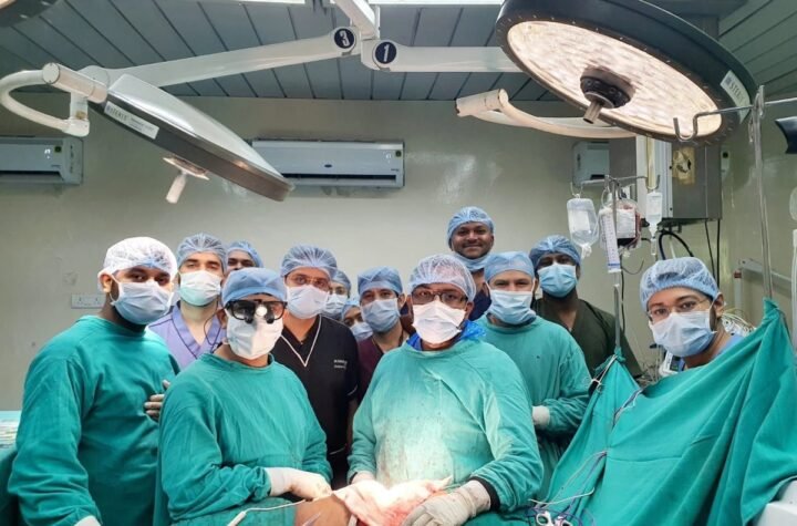 अम्बेडकर अस्पताल के डॉक्टरों ने रचा इतिहास, निकाला फेफड़े और हार्ट से चिपका पांच किलो का ट्यूमर