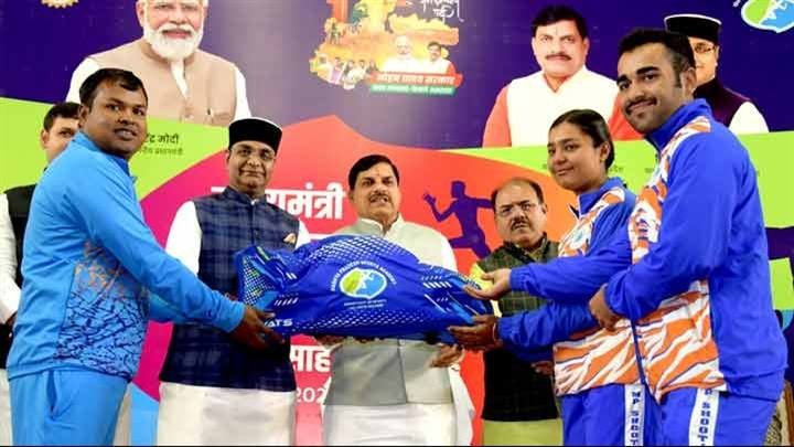 मुख्यमंत्री डॉ. मोहन यादव ने टीटी नगर स्टेडियम में खिलाड़ियों को किट वितरित किए।
