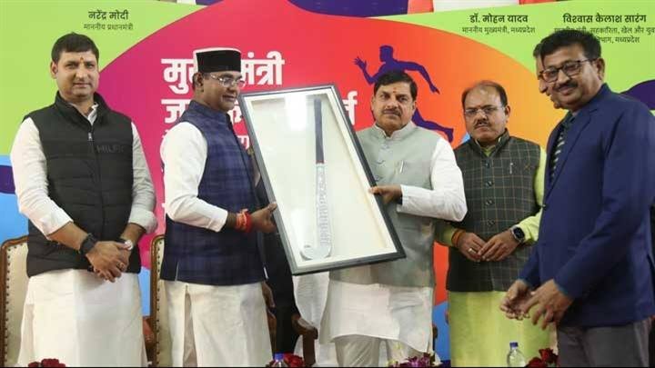 मुख्यमंत्री डॉ. मोहन यादव को टीटी नगर स्टेडियम में खेल एवं युवा कल्याण मंत्री श्री विश्वास सारंग ने हॉकी स्मृति चिन्ह के रूप में भेंट की।