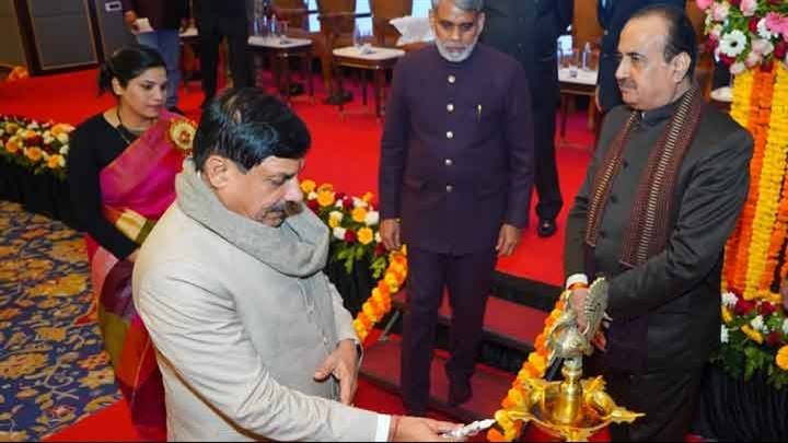 मुख्यमंत्री डॉ. मोहन यादव ने जबलपुर में महाधिवक्ता अभिनन्दन समारोह का दीप प्रज्ज्वलित कर शुभारंभ किया।