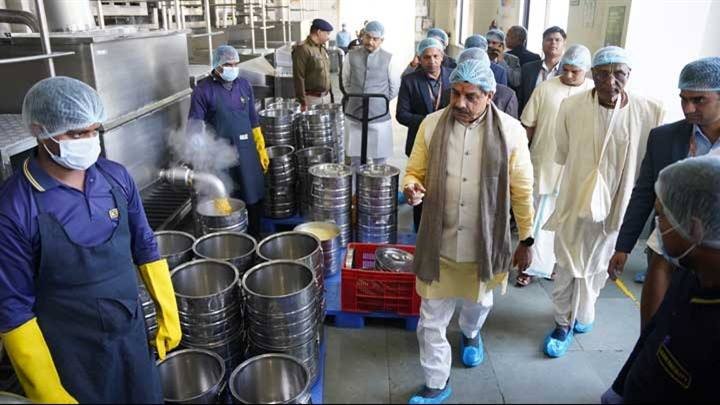 मुख्यमंत्री डॉ. मोहन यादव ने भोपाल में "अक्षय पात्र फाउंडेशन के मिड डे मील भोजन निर्माण शाला के विभिन्न सेक्शन" का अवलोकन किया।