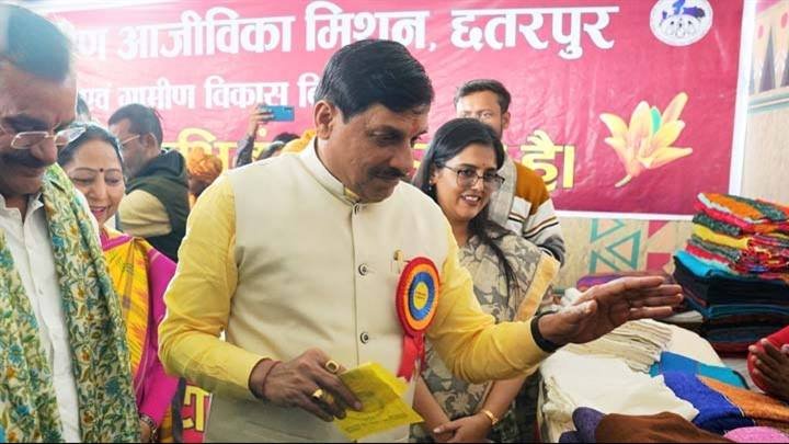मुख्यमंत्री डॉ. मोहन यादव ने छतरपुर में किसान सम्मेलन सह लोक कल्याण शिविर में ग्रामीण उत्पादों पर आधारित प्रदर्शनी का अवलोकन किया।