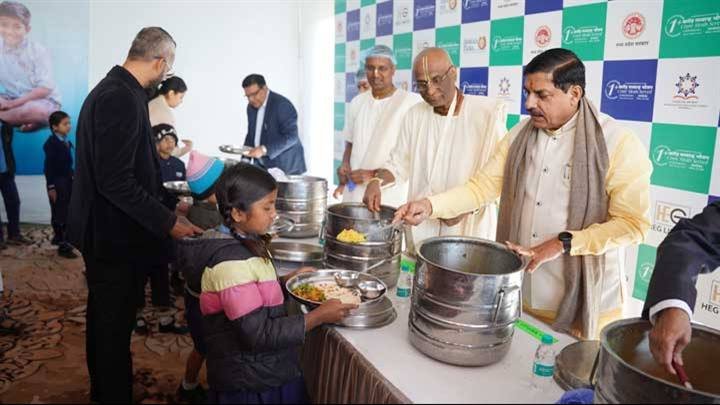 मुख्यमंत्री डॉ. मोहन यादव ने भोपाल में “अक्षय पात्र फाउंडेशन” के संस्थान में मिड -डे-मील की “एक करोड़ वीं थाली” बच्चों को परोसी।