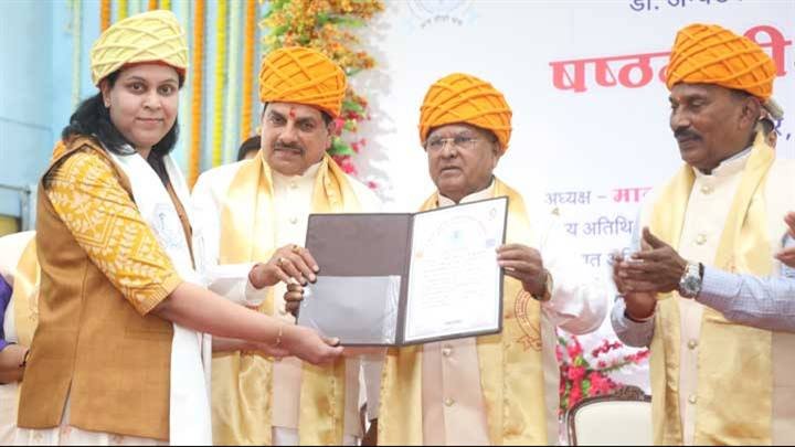राज्यपाल श्री मंगुभाई पटेल के साथ मुख्यमंत्री डॉ. मोहन यादव ने महू में डॉ. बी आर अंबेडकर विश्वविद्यालय के दीक्षांत समारोह में उपाधियां भेंट की।