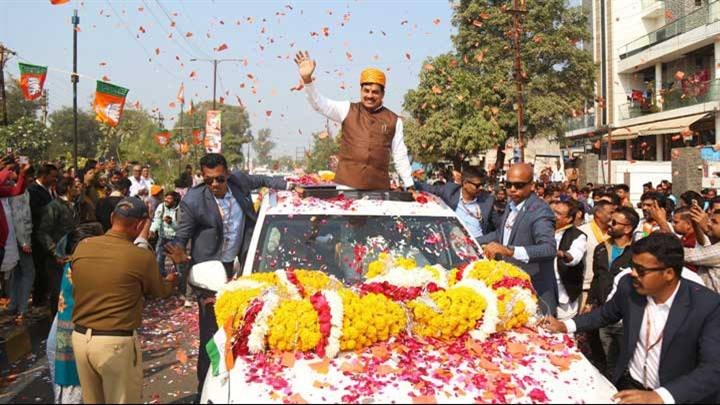मुख्यमंत्री डॉ. मोहन यादव का रतलाम में जनता ने पुष्प वर्षा कर अभिनंदन किया।