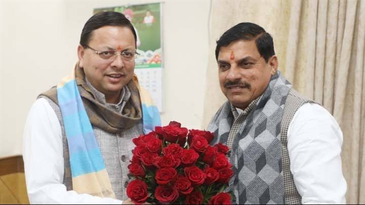 मुख्यमंत्री डॉ. मोहन यादव ने उत्तराखंड के मुख्यमंत्री श्री पुष्कर सिंह धामी का राजकीय विमानतल पर पुष्प-गुच्छ भेंट कर स्वागत किया।