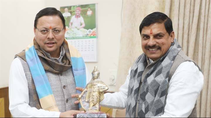 मुख्यमंत्री डॉ. मोहन यादव ने उत्तराखंड के मुख्यमंत्री श्री पुष्कर सिंह धामी को स्मृति चिन्ह के रूप में राजा भोज की प्रतिमा भी भेंट की।