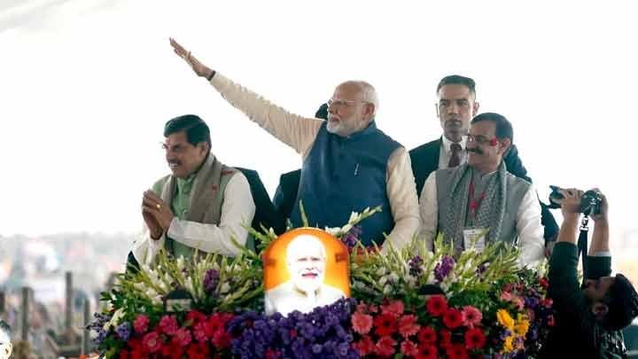 प्रधानमंत्री श्री नरेन्द्र मोदी ने खजुराहो कार्यक्रम स्थल पर नागरिकों का अभिवादन किया।