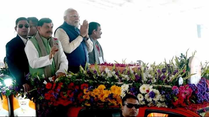 प्रधानमंत्री श्री नरेन्द्र मोदी ने खजुराहो कार्यक्रम स्थल पर नागरिकों का अभिवादन किया।