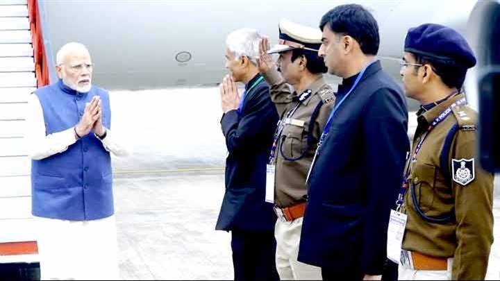 प्रधानमंत्री श्री नरेन्द्र मोदी के खजुराहो आगमन पर मुख्य सचिव श्री अनुराग जैन सहित वरिष्ठ अधिकारियों ने अगवानी की।