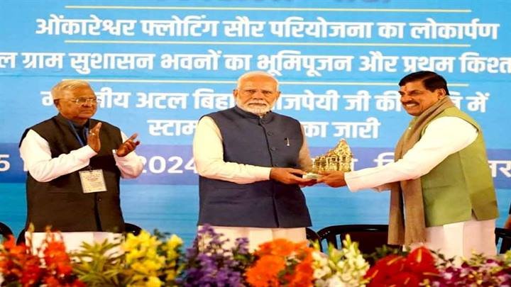 प्रधानमंत्री श्री नरेन्द्र मोदी का मुख्यमंत्री डॉ. मोहन यादव ने खजुराहो में देश की पहली केन-बेतवा नदी जोड़ो परियोजना के शिलान्यास अवसर पर स्मृति चिन्ह भेंट किए।