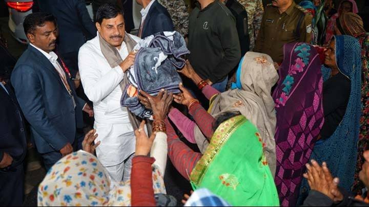 मुख्यमंत्री डॉ.मोहन यादव ने देर रात स्टेशन रोड पर मौजूद महिला सब्जी विक्रेताओं को कंबल वितरित किए।