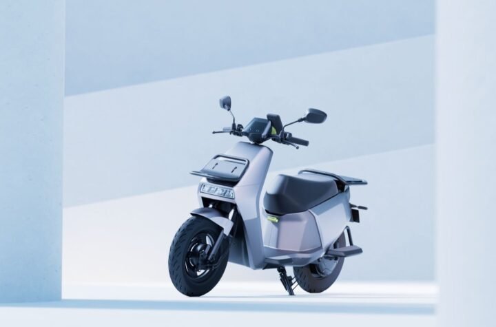 Ola Electric bBecomes First Indian Crand to Sell 4 lakh EVs in A Year