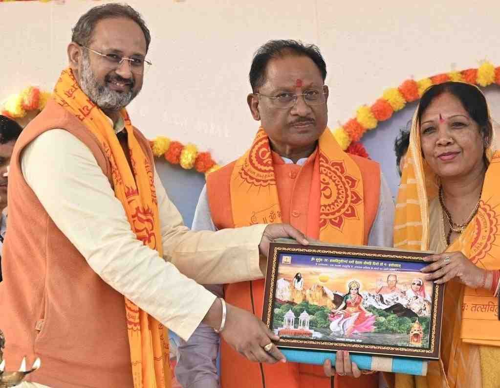 हमारी सरकार ने देवी स्वरूप माताओं-बहनों के लिए महतारी वंदन योजना लागू कर उन्हें सम्मान देने का किया है कार्य: मुख्यमंत्री विष्णु देव साय