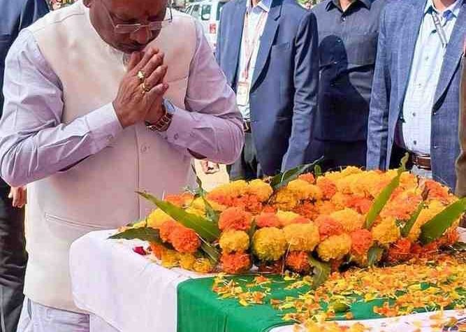 मुख्यमंत्री विष्णुदेव साय ने शहीद जवानों को पुष्पचक्र अर्पित कर दी भावभीनी श्रद्धांजलि,परिजनों से भेंट कर भावुक हुए मुख्यमंत्री