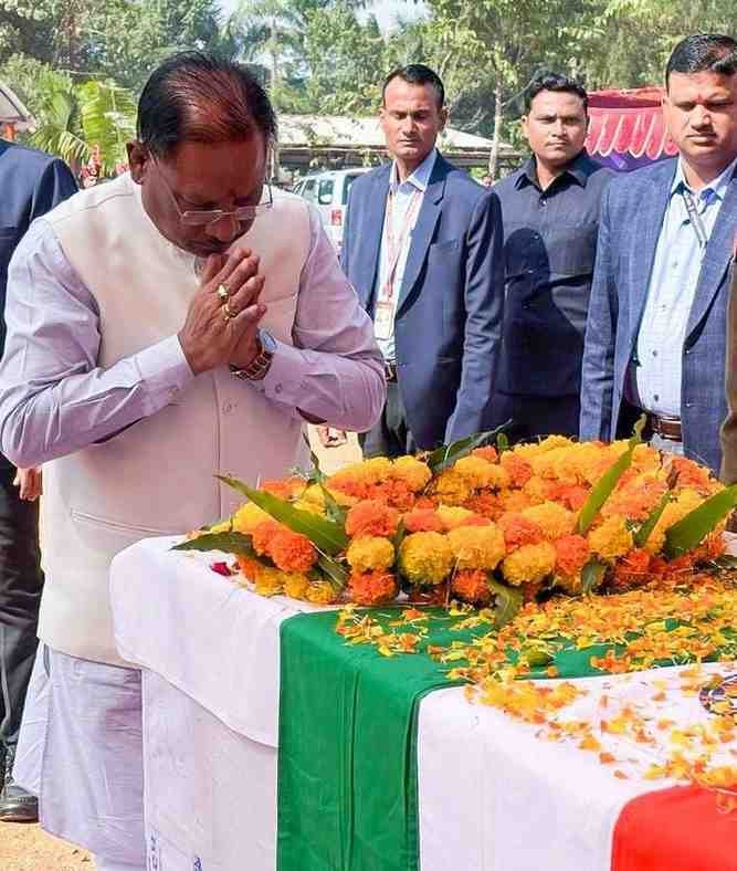 मुख्यमंत्री विष्णुदेव साय ने शहीद जवानों को पुष्पचक्र अर्पित कर दी भावभीनी श्रद्धांजलि,परिजनों से भेंट कर भावुक हुए मुख्यमंत्री