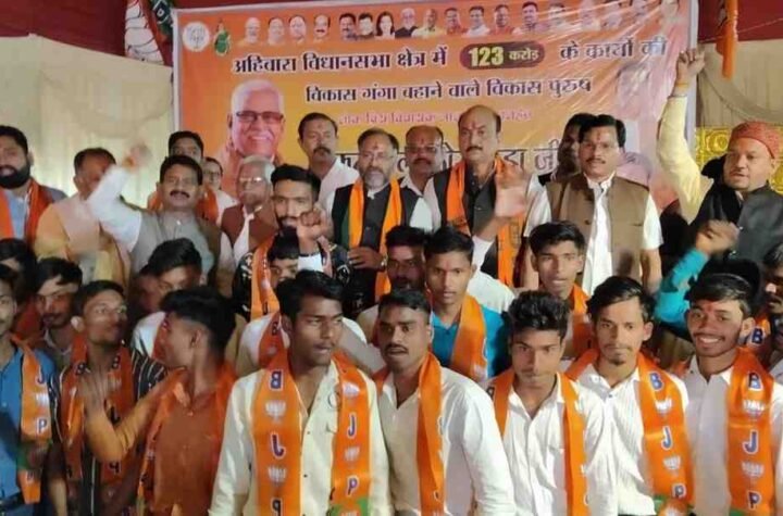भिलाई-3 में जिलाध्यक्ष पुरषोत्तम ने गमछा पहना कर सैकड़ों युवाओं को कराया भाजपा प्रवेश