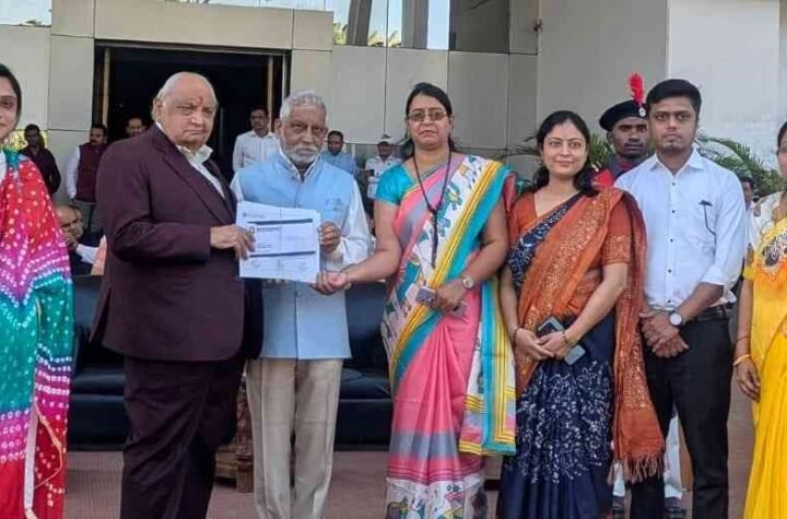 श्री शंकराचार्य प्रोफेशनल यूनिवर्सिटी में अनुसंधान गतिविधियों को बढ़ावा देने वाले शिक्षक किये गए सम्मानित