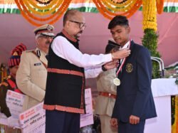 राज्यपाल ने गणतंत्र दिवस समारोह में वीरता शौर्य एवं उत्कृष्ट सेवा के लिए पद अलंकरण से किया सम्मानित