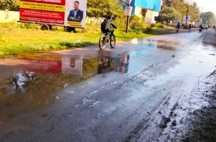 भिलाई टाउनशिप: हुडको की मुख्य सड़क पर बह रहा सीवर का पानी, कलेक्टर साहिबा नहीं सुन रहा बीएसपी