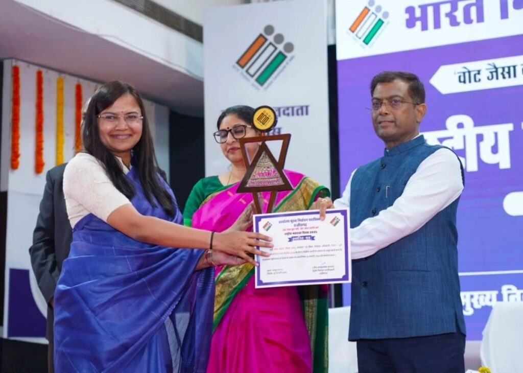 Durg कलेक्टर ऋचा प्रकाश चौधरी सम्मानित, मिला लोकसभा चुनाव का गिफ्ट
