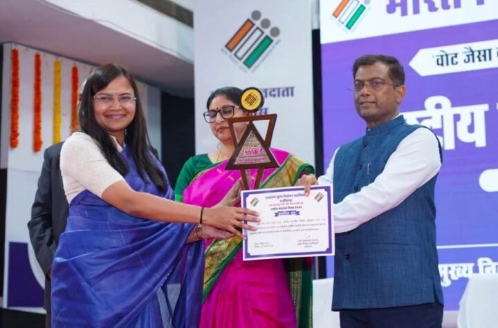 Durg कलेक्टर ऋचा प्रकाश चौधरी सम्मानित, मिला लोकसभा चुनाव का गिफ्ट