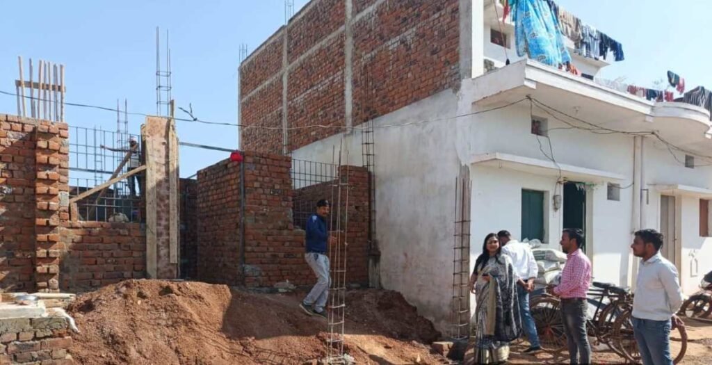 प्रधानमंत्री आवास योजना अंतर्गत निर्माणाधीन आवासों का जामुल सीएमओ ने किया स्थल निरीक्षण