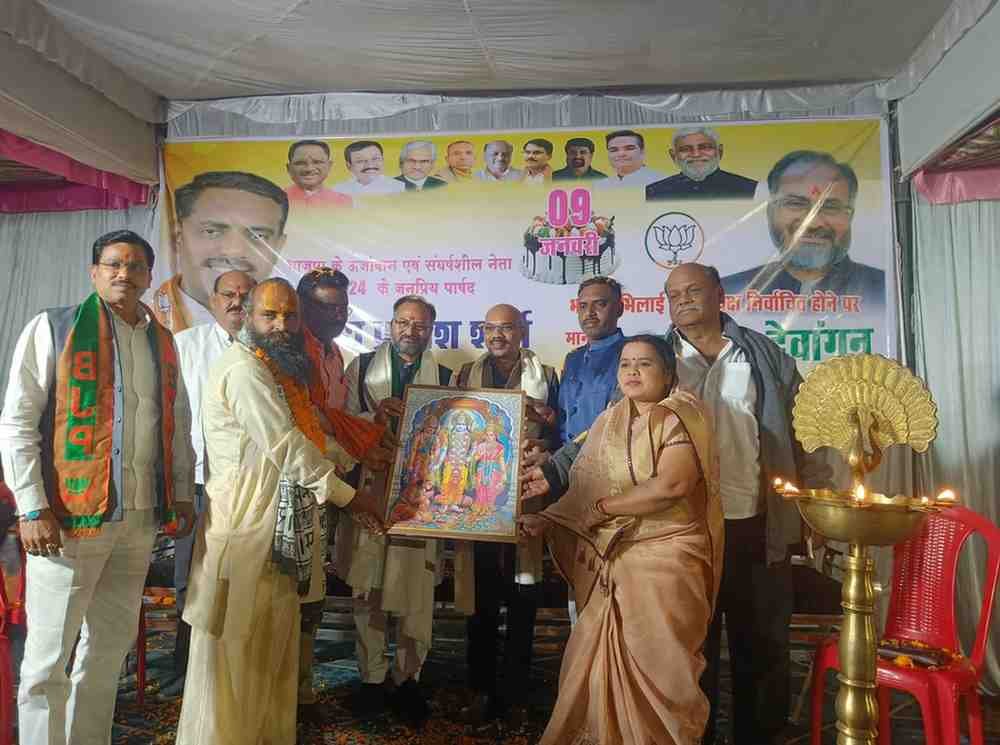 नवनियुक्त जिलाध्यक्ष पुरषोत्तम और सुरेंद्र के आगमन से गदगद हुए चरोदा मंडल के कार्यकर्ता, फूल माला से किया भव्य अभिनंदन