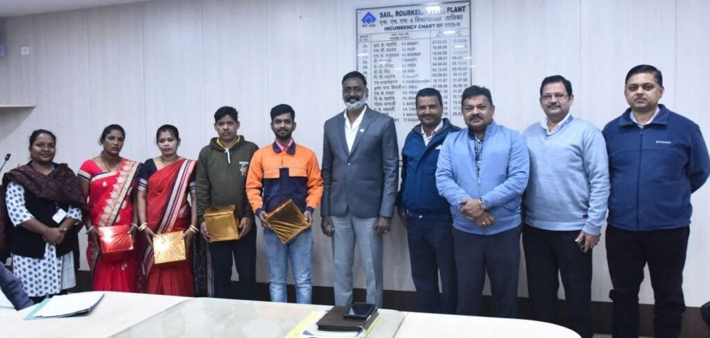 सेल राउरकेला इस्पात सयंत्र: स्टील मेल्टिंग शॉप-II में बेहतरीन काम करने वाले ठेका श्रमिक सम्मानित
