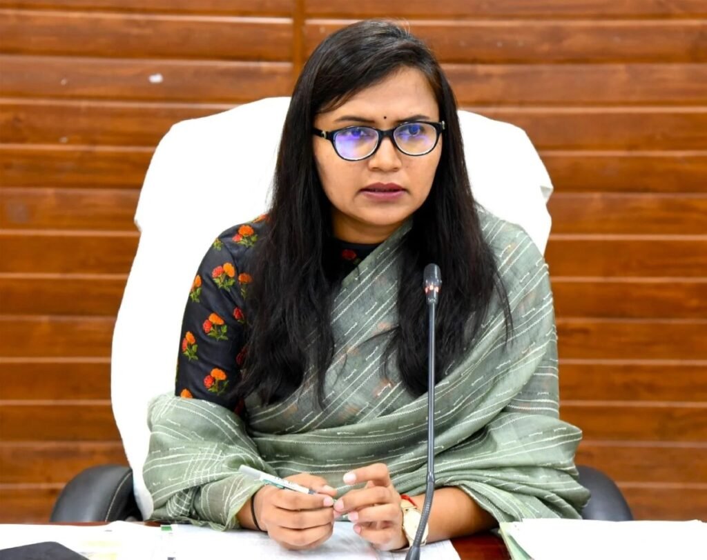 कार्यालय छोड़कर भागने वाले कर्मचारियों की सेवा होगी समाप्त, पेंशन हितग्राहियों का करें सत्यापन