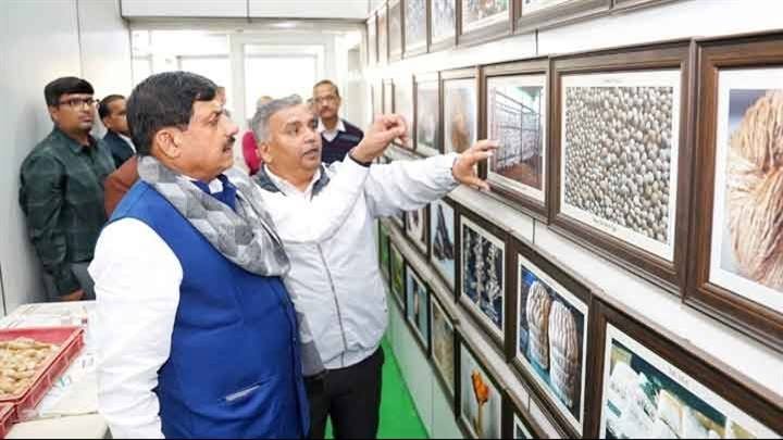 मुख्यमंत्री डॉ. यादव ने पचमढ़ी में प्राकृतिक रेश्मी वस्त्रों की प्रदर्शनी देखी
