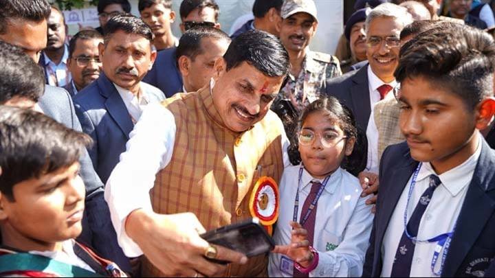 मुख्यमंत्री डॉ. मोहन यादव ने  नेशनल चिल्ड्रन साइंस कांग्रेस में विद्यार्थियों के साथ सेल्फी ली।