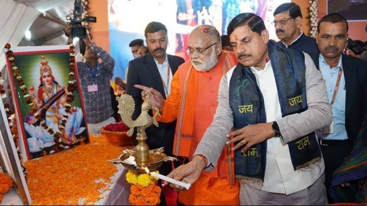 मुख्यमंत्री डॉ.मोहन यादव ने विदिशा के लटेरी में विकास कार्यों के भूमि पूजन और लोकार्पण समारोह का दीप प्रज्ज्वलित कर शुभारंभ किया।