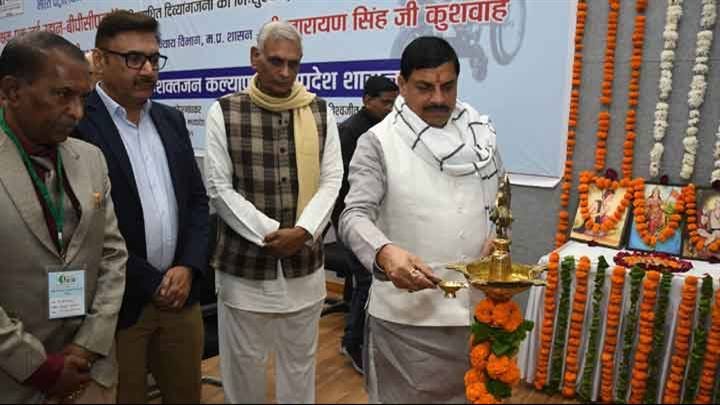 मुख्यमंत्री डॉ.मोहन यादव ने सामाजिक न्याय विभाग के “अस्थिबाधित दिव्यांग जनों को निशुल्क e-साइकिल” वितरण समारोह का शुभारंभ कर ब्रोशर का विमोचन किया।