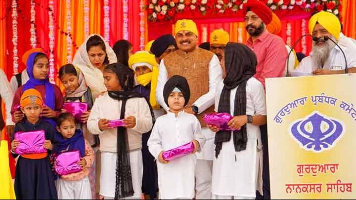 गुरु गोविंद सिंह जी के प्रकाश पर्व पर मुख्यमंत्री डॉ.मोहन यादव ने भोपाल के हमीदिया रोड़ के गुरुद्वारे में श्रद्धालुओं के साथ फोटो क्लिक करवाई।