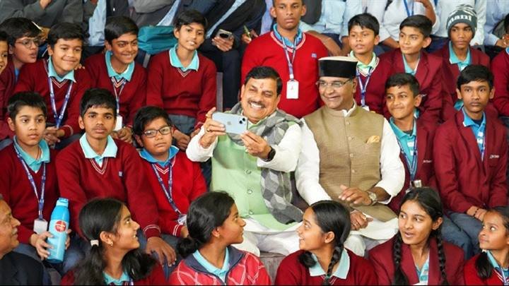 मुख्यमंत्री डॉ. मोहन यादव ने राज्य स्तरीय युवा महोत्सव में युवाओं के साथ सेल्फ़ी ली।