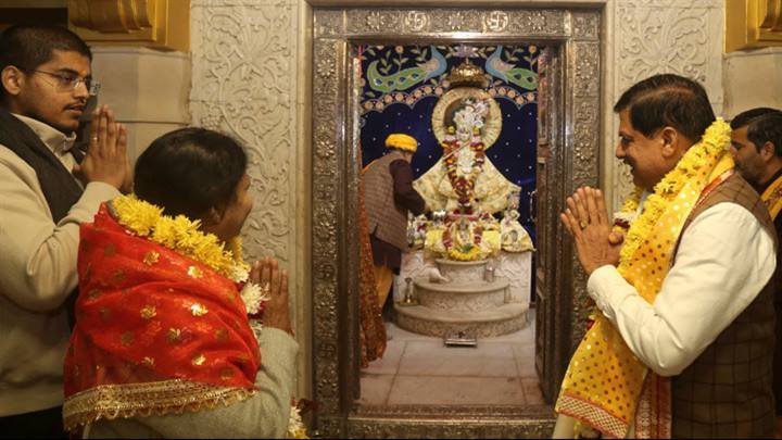 मुख्यमंत्री डॉ.मोहन यादव ने सपत्नीक श्रीकृष्ण जन्मभूमि मंदिर में भगवान श्रीकृष्ण के दर्शन किए।